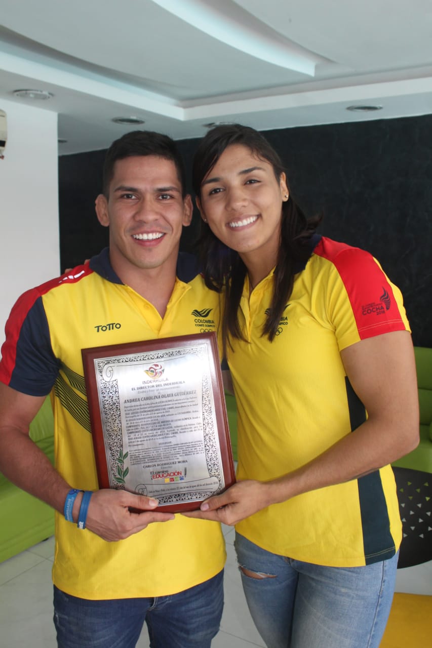 Su entrenador Mario Guzmán Ipuz junto a la luchadora Andrea Carolina Olaya.